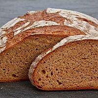 Das Urkornbrot hat eine bemehlte Kruste und eine saftige, kleinporige Krume.