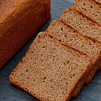Das in einer geschlossenen Kastenform gebackene Vollkorntoastbrot hat eine kleinporige, elastische Krume und eine feine, hellbraune Kruste.