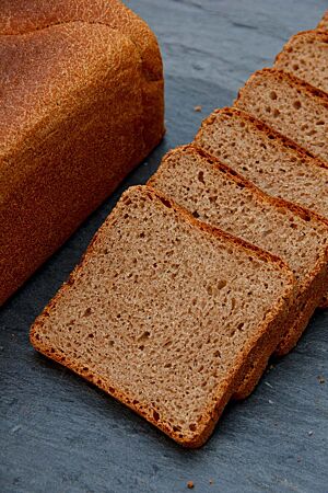 Das in einer geschlossenen Kastenform gebackene Vollkorntoastbrot hat eine kleinporige, elastische Krume und eine feine, hellbraune Kruste.