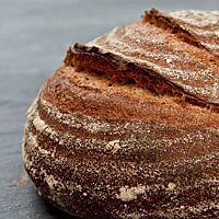 Das Weizenvollkornbrot hat eine leicht bemehlte, kräftig ausgebackene Kruste.