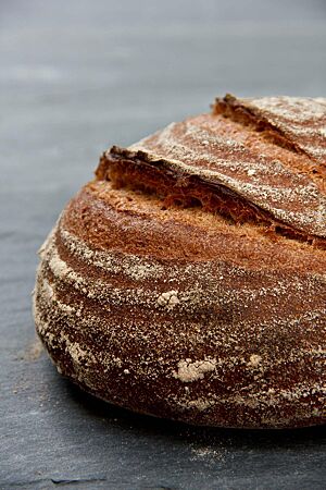 Das Weizenvollkornbrot hat eine leicht bemehlte, kräftig ausgebackene Kruste.