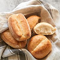 Sowohl die länglichen, leicht eckigen Knüppel mit leicht bemehlter Oberfläche (links) als auch die runden Dampfbrötchen mit leicht glänzender Kruste (rechts) haben einen weit geöffneten Schluss.