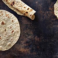 Die großen, dünnen Yufka-Fladen sind hell ausgebacken mit einigen braunen Stellen.