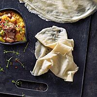 Das Kissra-Fladenbrot ist hellgelb, hauchdünn und weich wie ein Crêpe.