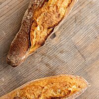 Die kräftig ausgebackenen Baguettes haben eine knusprige Kruste.