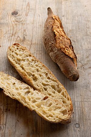 Dinkelbaguette (2023): ein Traum aus knuspriger Kruste und fluffiger Krume. Die Dinkelbaguettes haben eine saftige, lockere Krume.