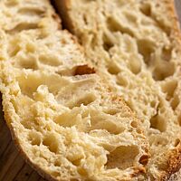 Die grobporige, elastische Krume des Dinkelbaguettes ist umgeben von einer kräftig ausgebackenen, knusprigen Kruste.