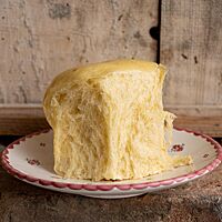 Der Germknödel mit Dinkel hat eine äußerst fluffige, wattige Krumenstruktur und eine weiche Kruste.