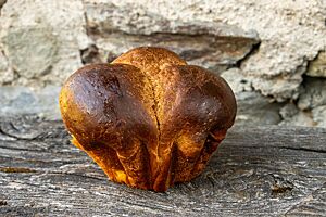 Die Brotfest-Brioche besteht aus drei Teilen, die in einer Briocheform aneinandergebacken wurden.