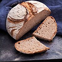 Das Liebliche ist ein rustikal aufgerissenes Weizenvollkornbrot mit bemehlter Kruste und lockerer, elastischer Krume.