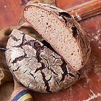 Der Kronprinz ist ein rundes Roggensauerteigbrot mit bemehlter Kruste, die von dunklen Rissen durchzogen ist. Die Krume ist elastisch und kleinporig.