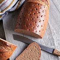 Das Feine ist ein Roggenmischbrot mit gestippter, glatter und glänzender Kruste. Die braune Krume ist elastisch und kleinporig.