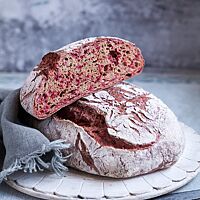 Der „Maulwurf“ ist ein Weizenvollkornbrot mit bemehlter, rustikal aufgerissener Kruste und saftiger Krume, die von vielen Rote-Bete-Stückchen durchzogen ist.