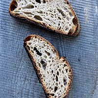 Zwei Scheiben des Sylter Weißbrotes zeigen die groben Poren in der saftigen, lockeren Krume.