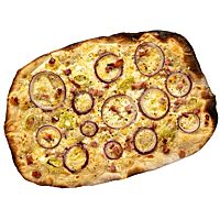 Der kräftig ausgebackene Flammkuchen ist mit Schmand, Zwiebelringen und Speckwürfeln belegt.