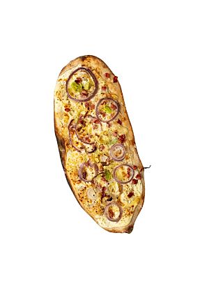 Der hauchdünne Flammkuchen ist mit Schmand, Zwiebelringen und Speckwürfeln belegt.