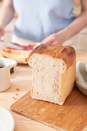 Das im Kasten gebackene Weizenbrot hat eine fluffige, helle Krume und eine goldbraun ausgebackene, glatte Kruste.