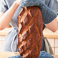 Das rautenförmig eingeschnittene Weizenmischbrot hat eine kräftig ausgebackene Kruste.