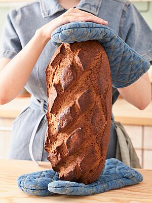Das rautenförmig eingeschnittene Weizenmischbrot hat eine kräftig ausgebackene Kruste.