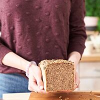 Das Vollkornkastenbrot hat eine braune, lockere Krume mit vielen Saaten.