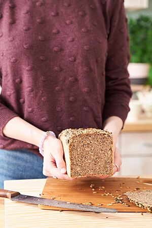 Das Vollkornkastenbrot hat eine braune, lockere Krume mit vielen Saaten.