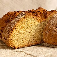 Das Irish Soda Bread hat eine durch Natron gelockerte, hellgelbe Krume.