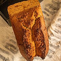 Das im Kasten gebackene Irish Treacle Bread hat eine kräftige, rustikal aufgerissene Kruste.