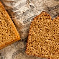 Die braune Krume des Irish Treacle Bread ist feinporig.