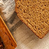 Unter der kräftigen Kruste des Irish Treacle Bread verbirgt sich die mittelbraune Krume.