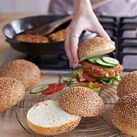 Die Burger Buns haben eine goldbraun ausgebackene, glatte und mit Sesam bestreute Kruste und eine helle, wattige Krume.