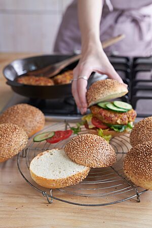 Die Burger Buns haben eine goldbraun ausgebackene, glatte und mit Sesam bestreute Kruste und eine helle, wattige Krume.